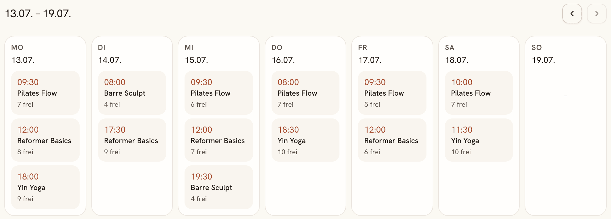 Öffentlicher Wochenplan eines Studios in StudioHero: Kurskarten Mo–Sa mit Uhrzeit, Kursname und freien Plätzen