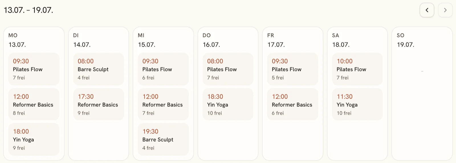 Öffentlicher Wochenplan eines Studios in StudioHero: Kurskarten Mo–Sa mit Uhrzeit, Kursname und freien Plätzen